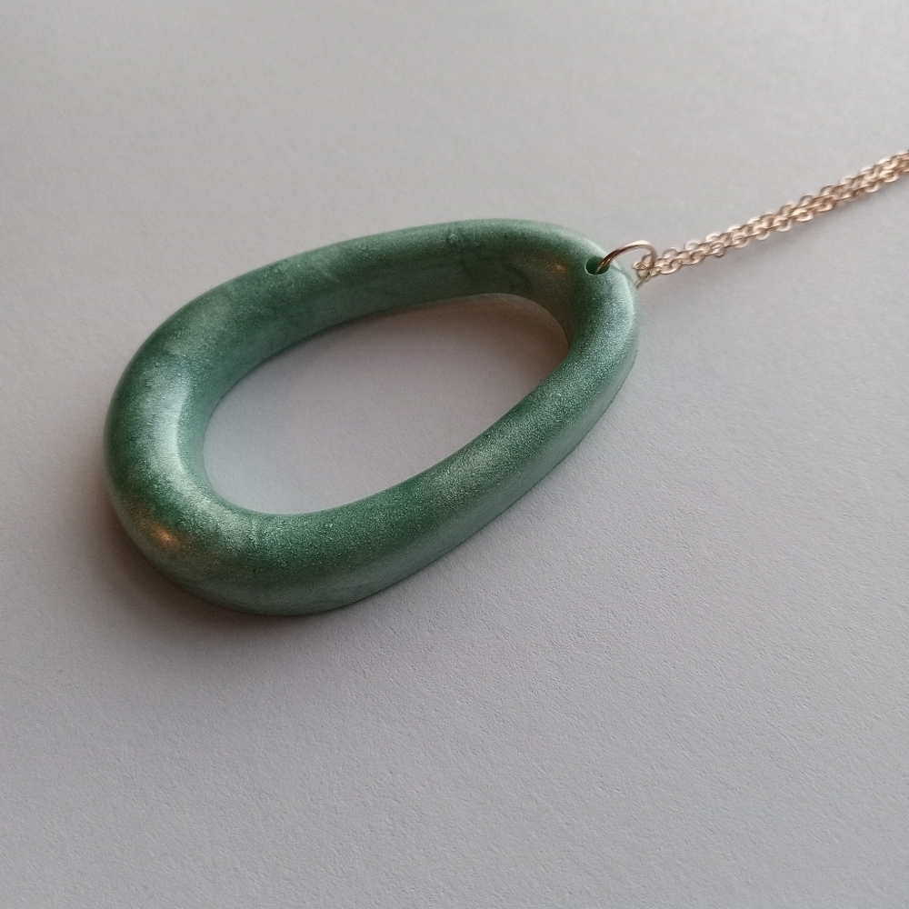 Green resin oval necklace - Picture 5 of 5